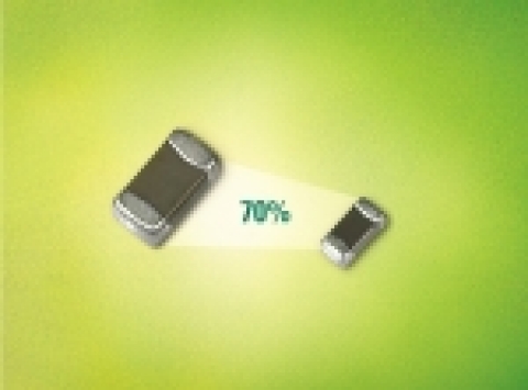 삼성전기가 새로 개발한 1005(가로1.0mm 세로 0.5mm 두께 0.5mm)크기의 MLCC(右)는 동일한 특성을 지닌 1608(가로1.6mm 세로 0.8mm 두께 0.8mm)크기의 MLCC(左)보다 70% 이상 부피를 줄일 수 있다.