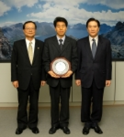 조달청(청장 崔庚洙)은 민원상담의 품질 제고와 민원업무 제도개선에 기여한 고객지원센터 홍순후 상담관(42세, 사진)을 ‘4월의 혁신 조달인’으로 선정, 4일 시상했다. 