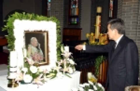 이의근 경상북도지사는  4월 4일 오전  교황 요한 바오로2세 선종으로 대구 계산성당에 마련된 연도장에  들러 조의를 표하고 세계의 평화와 종교간의 대화에 크게 기여하신 교황의 서