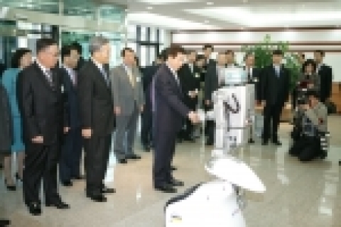 노무현 대통령이 지난 3월31일 ETRI(한국전자통신연구원, www.etri.re.kr, 원장 임주환)를 방문했다. 이날 국내 최대의 연구기관인 ETRI를 방문한 노무현 대통령은 
