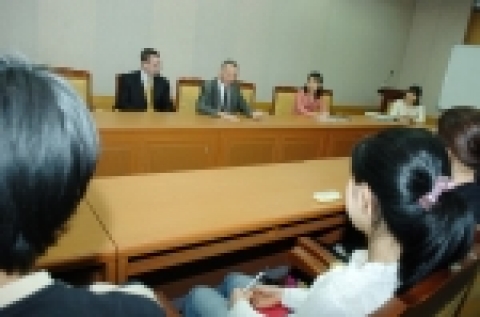 조선대학교(총장 김주훈)는 뉴질랜드 빅토리아대학 닐 퀴글리 국제부총장과의 간담회를 4월 4일 오후 3시 30분 중앙도서관 7층 회의실에서 개최했다. 