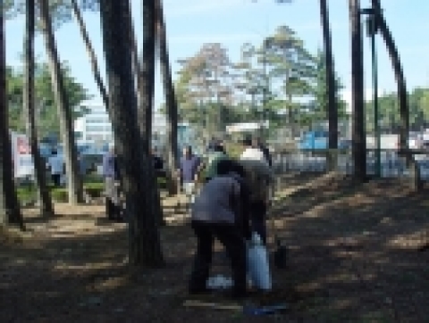 관동대학교(총장 한동관)는 4월 4일 오전에  많은 교직원과 학생이 함께 식목행사를 실시했다. 