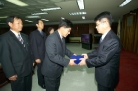 농촌진흥청(청장 손정수)은 4월 4일 농촌진흥청 제3회의실에서 1/4분기「자랑스런 농촌진흥공무원」으로 선발된 농촌진흥공무원 4명에 대한 시상식이 있었다