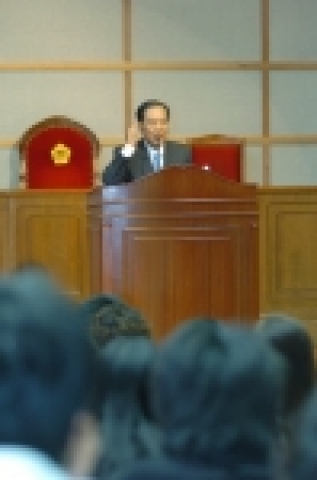 조선대학교 법과대학(학장 박용현)은 김정길 전 법무부장관 초청강연회를 4월 6일 오전 11시 법과대학 2층 모의법정에서 개최했다. 이날 김 전 장관은 ‘21세기와 미래의 지도자를 
