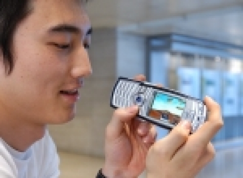 삼성전자가 국내 최초로 진동 및 초고속 3차원 기능이 동시에 구현된 「3D 진동 게임폰(모델명: SCH-G100, SPH-G1000)」을 출시한다 