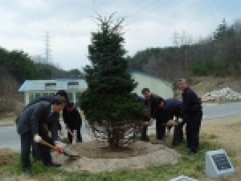 관동대학교(총장 한동관)는 3월 16일에 취임한 한동관 총장의 취임을 기념하여 기념수를 6일 오전 10시에 행정연구동 앞 화단에 심었다.