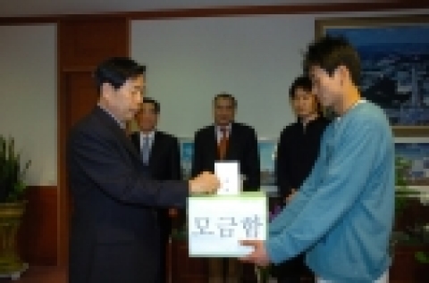 충남대학교 양현수 총장은 4월 6일(수) 오후 2시 악성림프종을 앓고 있는 충남대학교 체육교육과 4학년에 재학 중인 이찬희씨에게 치료비에 보태 쓰라며 성금을 전달했다.