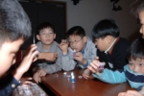 성동교육청 과학영재반 학생들이 4월 6일 KIST에서 '과학현장체험'프로그램에 참여해 수질오염측정 실험을 하고있다.