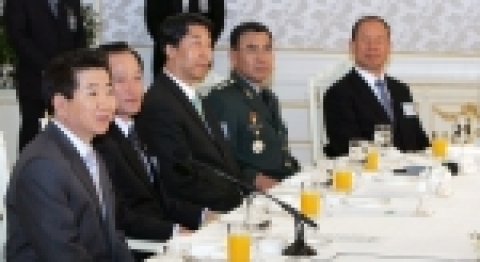 노무현 대통령이 국방발전자문위원 위원들과의 오찬에서 인사말을 하고 있다. 