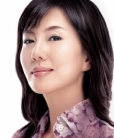 꽃샘 추위도 지나고 이젠 야외활동이 많아지는 완연한 봄이 돌아왔다. 아울러 자외선, 각질, 건조, 황사 등 피부트러블을 일으키는 많은 불청객으로 인해 피부관리에 가장 신경 써야 할 중요한 시기이기도 하다. 외출 하기 전 꼼꼼한 베이스 메이크업과 자외선 차단제를 꼭 사용해 주고 외출 중에도 수정메이크업을 통해 피부관리에 힘써야 할 시기이다. 외출하고 돌아 온 후에는 꼼꼼한 클렌징과 마사지, 팩 등으로 지친 피부를 위해 스페셜 케어를 해줘야 한다.