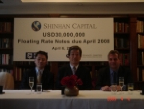 좌로부터 Shinahan Finance Ltd의 이 희승 법인장, 신한캐피탈 이동걸 사장, Standard Bank의 Mr. Malcolm Wilde-Chief Executive