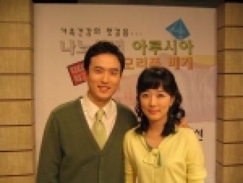 성민기 쇼호스트(왼쪽)와 김지애 쇼호스트(오른쪽)가 함께 판매한 '메모리폼' 베개 방송을 마친 후 기념 촬영을 하고 있다.
