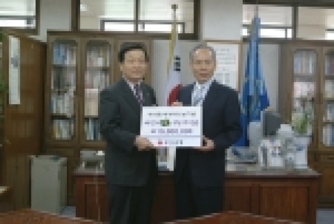 부산은행은 이날 임채현 부행장이 참석하여 부산광역시 교육청에서 범시민 독서 생활화 운동의 일환으로 저소득층 및 생활보호대상 자녀인 초·중·고등학생을 대상으로 실시하는 ‘사랑의 책 