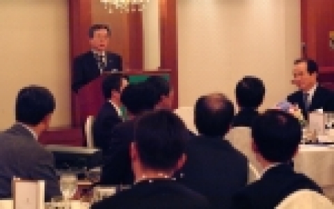 김종열 하나은행장이 강남지역 중소기업 대표 오찬 간담회에서 현장의 애로 및 건의사항에 대해 질의·응답하는 모습