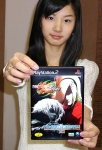 킹 오브 파이터즈 2002/2003 패키지를 들고 있는 여성 유저