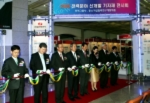 7일(목) 오전 한전 본사에서 열린 '전력그룹사,중소기업 win-win 전진대회' 전력분야 신개발기자재 전시회에서 테이프 컷팅하고있는 모습. 사진왼쪽부터 조현정 
