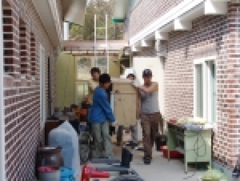 봉사활동을 하는 학생들 모습입니다.