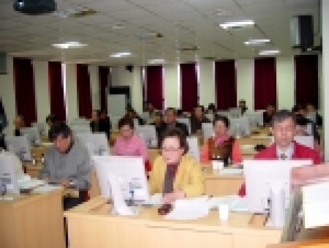 공주대학교는 정보화로부터 소외된 분들에게 정보 평등사회 구현 및 의욕을 불러 일으키고자 4월 11일(월)부터 4월 26일까지 공과대학 천안캠퍼스에서 천안거주자 55세 이상의 노인4