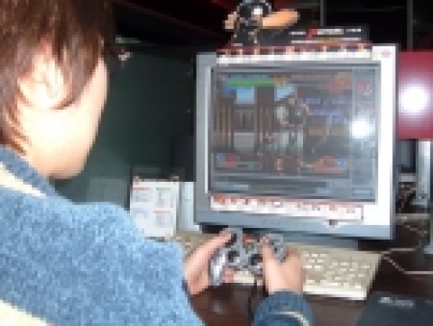 포포루 가맹PC방에서 포포루를 즐기고 있는 게이머의 모습