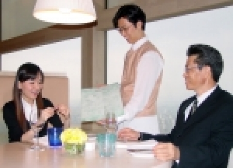 무역센터 트레이드 타워 52층에 위치한 신개념 레스토랑 “마르코폴로”에서는 오는 4월 27일 수요일 ‘비서의 날’을 기념하여 상사와 비서가 함께 특별 점심 세트메뉴를 주문하면 비서