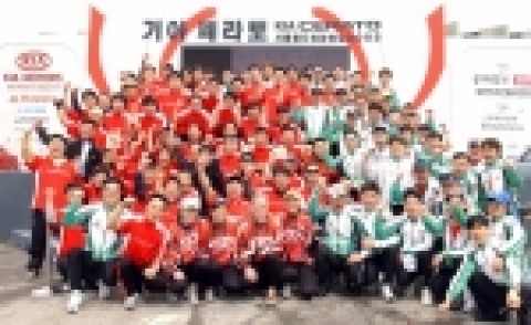 10일 잠실에서 개최된 「기아 쎄라토 서울월드인라인컵 2005」대회에서 기아자동차 인라인 동호회원들과 포즈를 취한 기아모터스팀 소속 선수들. 사진 중앙의 왼쪽부터 나탈리 바버틴(프