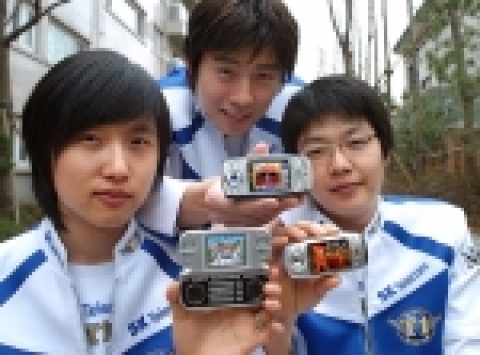 휴대폰으로 즐기는 본격 3D 게임 ‘GXG’(지엑스지)가 출시된다. 사진은 SK텔레콤 프로게임단 T1 선수들이 휴대폰으로 3D게임 GXG를 즐기는 모습  (임요환, 김성제, 성학승
