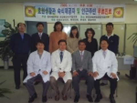  사랑의 무료 의료시혜가 끝난 뒤 기념촬영을 하고있다.
좌석 왼쪽부터 현대의원 박영훈 원장, 본내과 이병기 원장, 범죄예방위원 안양동안지구협의회 이종찬 회장, 안양신경외과 김선태