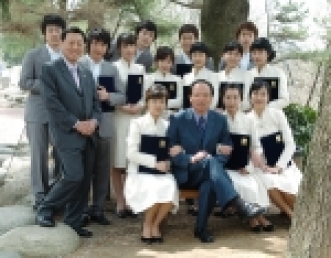 김주훈 조선대 총장은 4월 11일 오전 11시 총장실에서 이주아 학생(경제학과 2) 등 제8기 도우미 13명에게 임명장을 수여하고 학교 홍보를 위해 열심히 활약해줄 것을 당부했다.
