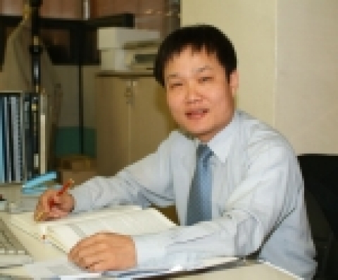 은행 현직 직원이 장외 파생상품 계약에 관한 책자를 국내 최초로 발간하여 화제가 되고 있다. 화제의 인물은 국민은행 파생상품사업단에 금융공학데스크를 담당하고 있는 황민택 차장(사진