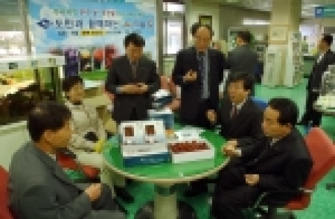 경상북도는 민원실을 방문하는 도민들에게 지역의 우수 농·특산물 무료시식을 통해 저렴한 가격에 구입할 수 있는 기회를 제공하는 한편, 참여 업체와 생산 농민들에게 제품 홍보와 판로의