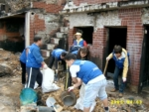 기업은행(은행장 姜權錫, www.kiupbank.co.kr)은 지난 9일 대규모 산불로 큰 피해를 입은 강원도 양양지역의 낙산사를 방문하여 위문품을 전달하고, 피해복구 활동을 펼쳤