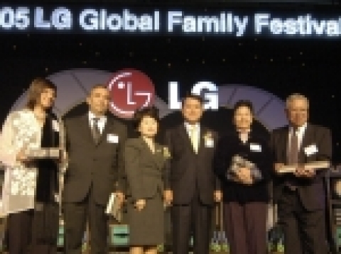 LG전자 김쌍수 부회장 내외(왼쪽 세번째, 네번째)가 '2005 LG 글로벌 패밀리 페스티벌'에 참가한 해외 딜러 부부들과 기념촬영을 하고 있다.