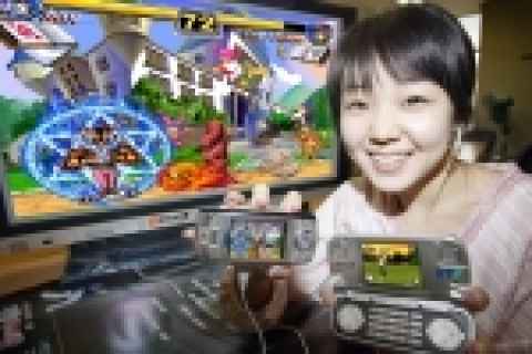 KTF의 지팡 게임 전용폰 SPH-G1000(오른손)과 5월 출시 예정인 LG-KV3600 / SPH-G1000은 TV와 연결하여 '리틀 위저드' 게임을 보여주고