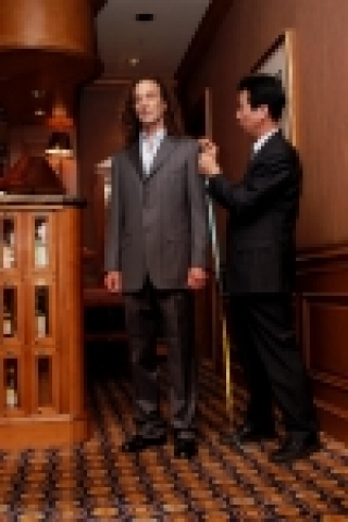 세계적인 색소폰 연주자인 케니 지(Kenny G)가 제일모직의 명품 신사복인 '갤럭시 수미주라(SUMISURA)'를 입어보며 정확한 사이즈를 재고 있다. 국내 고