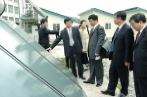 태양에너지실증연구단지를 둘러보고 있는 대표단 사진. 