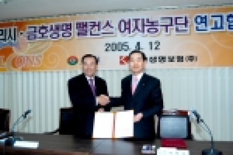 왼쪽 구리시장 이무성 , 금호생명 박병욱사장이 계약서에 체결하고  악수하는 장면 
