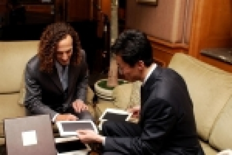 세계적인 색소폰 연주자인 케니 지(Kenny G)가 제일모직의 명품 신사복인 '갤럭시 수미주라(SUMISURA)'의 원단을 직접 고르며 설명을 듣고 있다. 