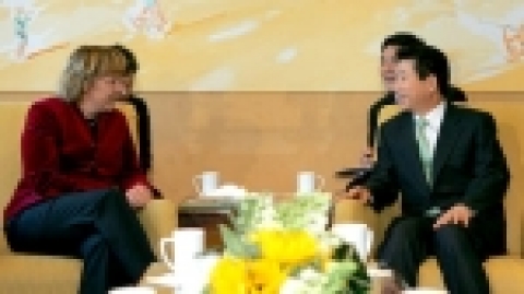 노무현 대통령이 독일 제1야당인 기민당 앙겔라 메르켈 당수와 환담을 나누고 있다. 