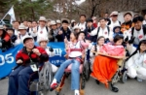 LG전자 노동조합이 11일부터13일까지 진행된 '장애인 금강산 등반대회' 봉사활동에 함께 참가해 사회공헌활동에 더욱 박차를 가하고 있다