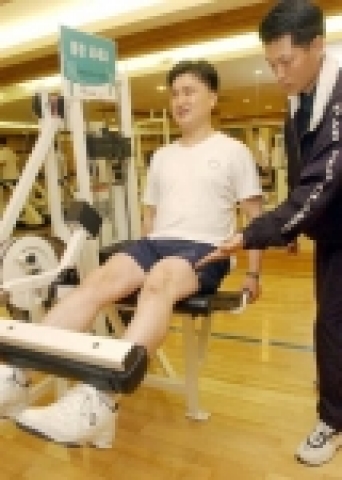 '하나 몸짱 프로그램'의 대상자들이 헬스클럽에서 운동을 하고 있는 모습임