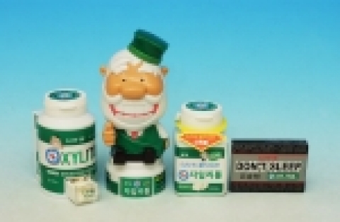 롯데제과는 최근 자일리톨껌의 다양화 전략의 일환으로 어린이, 노인, 운전자 등을 겨냥해 특수 기능의 자일리톨껌을 3종을 선보였다.