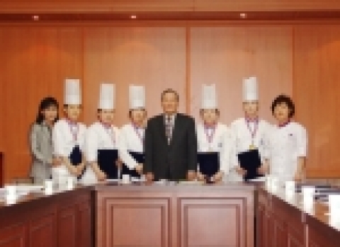 한국관광대학호텔조리과 학생들이 2005서울세계관광음식박람회(SIFE:Seoul International Tourism&Food Expo)에서 우수한 성적을 거두어 특별격려금 수여식을 가졌다.
