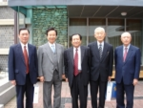 왼쪽부터 송현상 전이사장, 정장복 총장, 김남길·김덕래 전 이사장, 강택현 전 학장