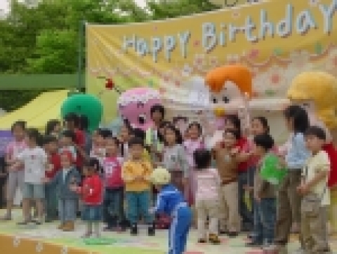 부천시는 오는 16일 10시부터 송내역앞 둘리의 광장에서 탄생 22주년을 맞는 아기공룡 “둘리”의 생일을 맞이하여 시민들과 함께하는 둘리의 거리 축제를 개최했다.