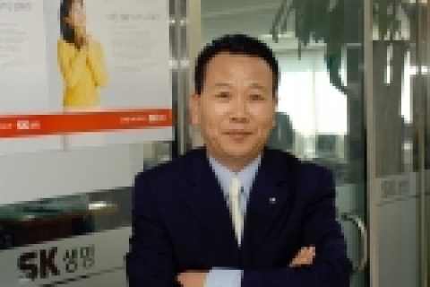 SK생명은 지난 사업연도 최고의 업적을 달성한 LD(보험설계사)들에게 영광과 감사를 전하는 'FY2004 SK생명 SUPEX추구대상'에 역삼지점 이경 팀장이 대상