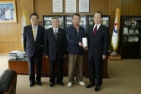 학교법인 명지학원( 이사장 유영구) 및 산하기관인 관동대학교(총장 한동관), 명지대학교교회(담임목사 유병우)는  13일 오전 11시 양양군청에 양양산불 이재민 성금을 전달하였다.