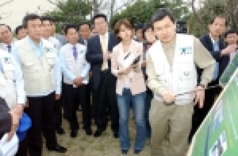 손학규 경기도 지사가 4월 13일 용인시에 방문하여 환경공영제 실시 성과에 대하여 설명을 듣고 있다. 