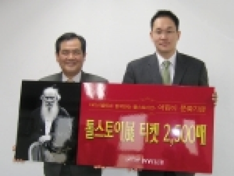 왼쪽부터 아동구호단체 세이브터칠드런  김노보본부장, 학생복업체 아이비클럽 전응식전무