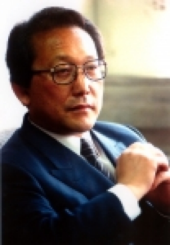 천상병 시문학상 심사위원회는 한국 시사랑 문인협회(회장 김선옥)가 제정한 제 3회 천상병 시문학상 수상자로 시집 [이슬방울 또는 얼음 꽃] (2004. 문학과 지성사)을 낸 이태수