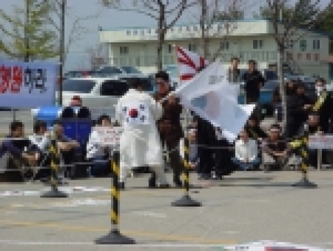 관동대학교(총장 한동관) 제40대 총학생회가 14일 오후 1시 강릉캠퍼스 학생회관 앞에서 독도사수궐기대회를 개최했다.